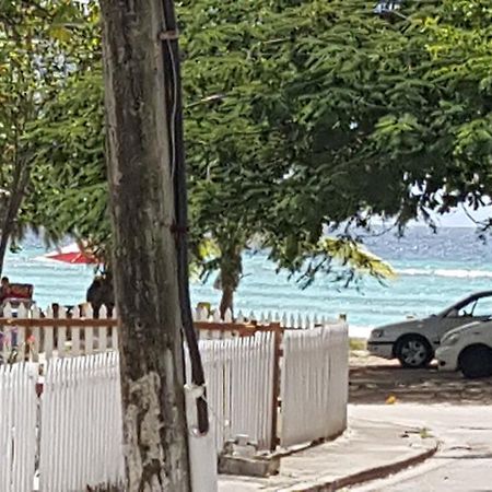 Worthing Beach Apartments บริดจ์ทาวน์ ภายนอก รูปภาพ