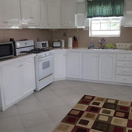 Worthing Beach Apartments บริดจ์ทาวน์ ภายนอก รูปภาพ