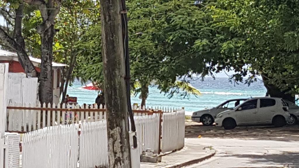 Worthing Beach Apartments บริดจ์ทาวน์ ภายนอก รูปภาพ