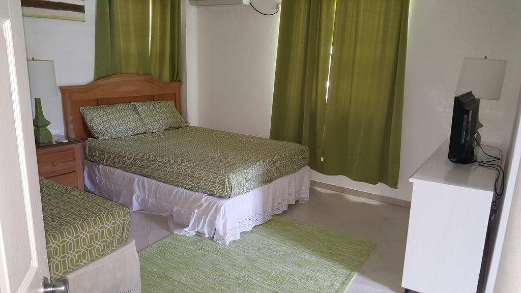Worthing Beach Apartments บริดจ์ทาวน์ ภายนอก รูปภาพ