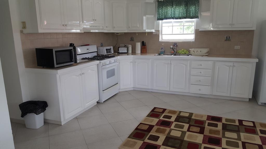 Worthing Beach Apartments บริดจ์ทาวน์ ภายนอก รูปภาพ
