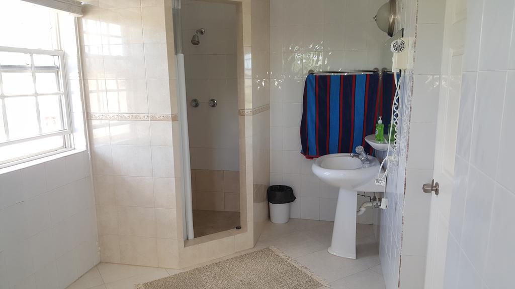 Worthing Beach Apartments บริดจ์ทาวน์ ภายนอก รูปภาพ