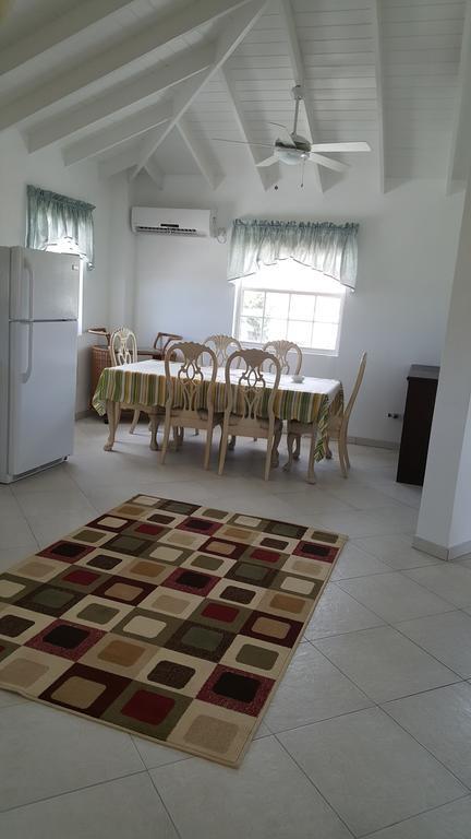 Worthing Beach Apartments บริดจ์ทาวน์ ภายนอก รูปภาพ