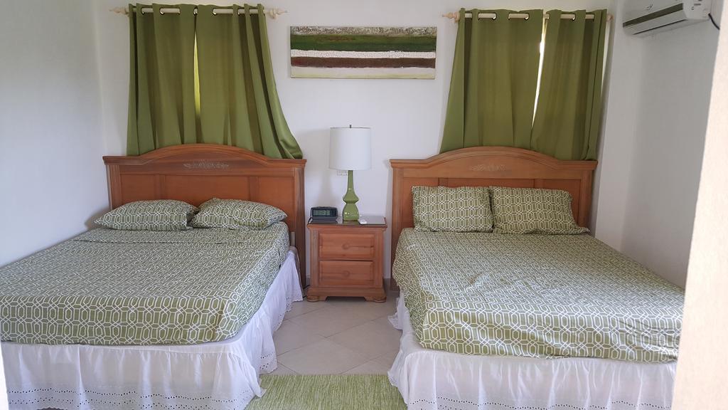 Worthing Beach Apartments บริดจ์ทาวน์ ภายนอก รูปภาพ