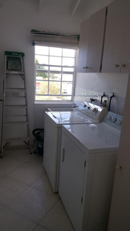 Worthing Beach Apartments บริดจ์ทาวน์ ภายนอก รูปภาพ